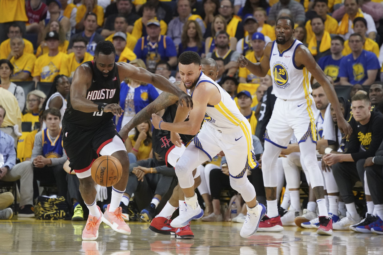 阿里納斯:宇宙勇痛扁詹姆斯卻被哈登逼到絕境 登沒得到足夠稱贊